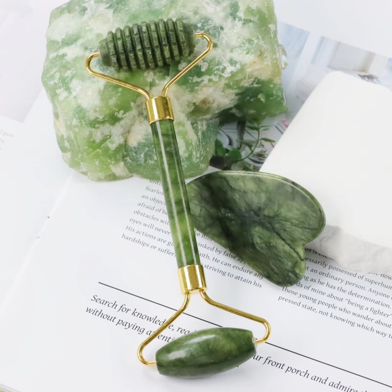 Jade Spike Roller & Gua Sha Se - огляд і ціна Jade Roller Stone