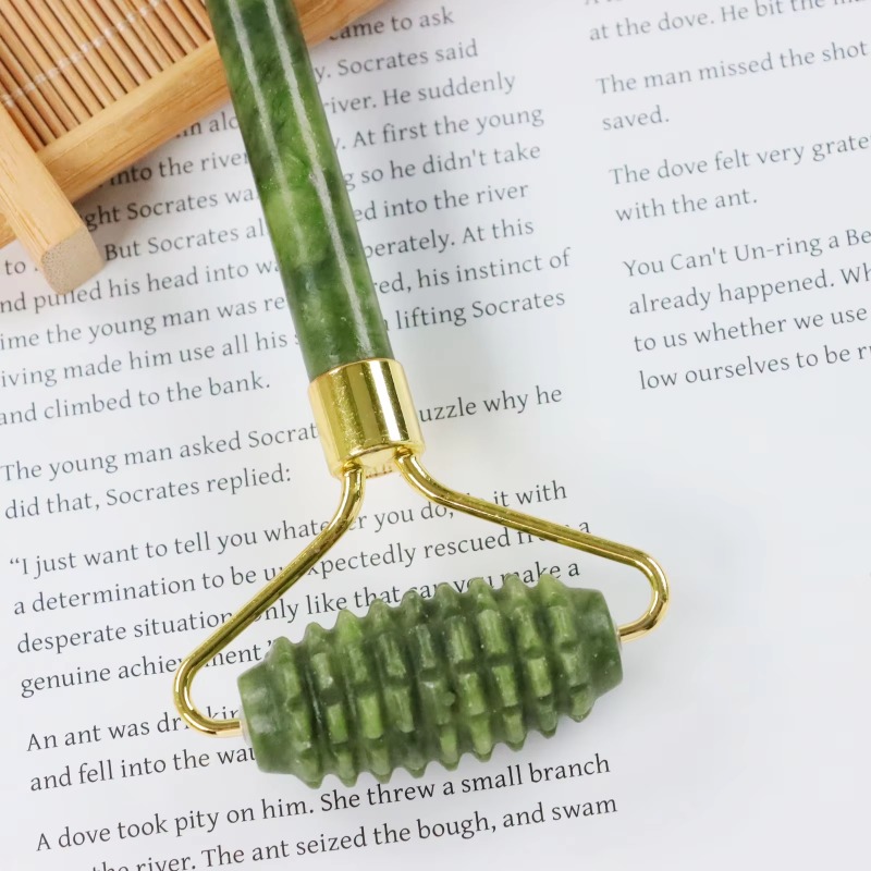 Jade Spike Roller & Gua Sha Se - огляд і ціна Jade Roller Stone